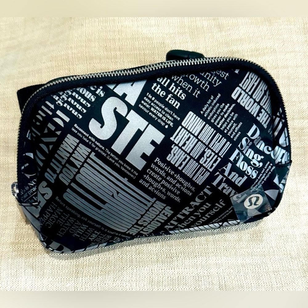 lululemon athletica Black & White Manifesto Everywhere Belt Bag - Picture 4 of 6
